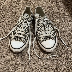 Little girls converse